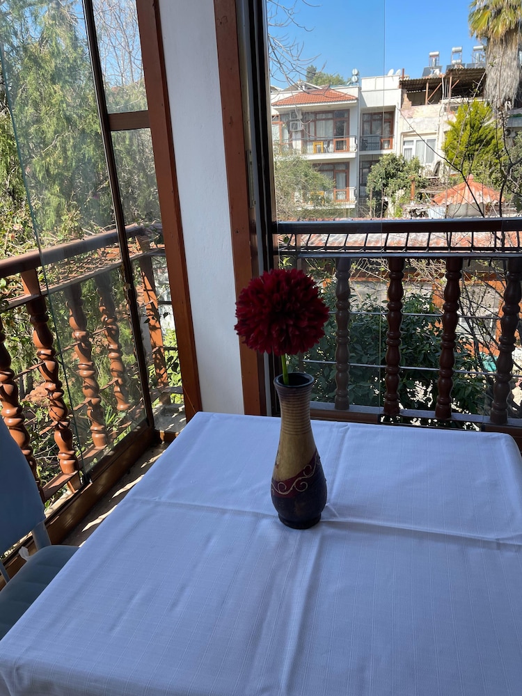 Karyatit Hotel 18