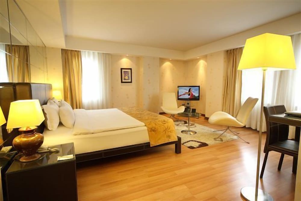 Cartoon Hotel 15