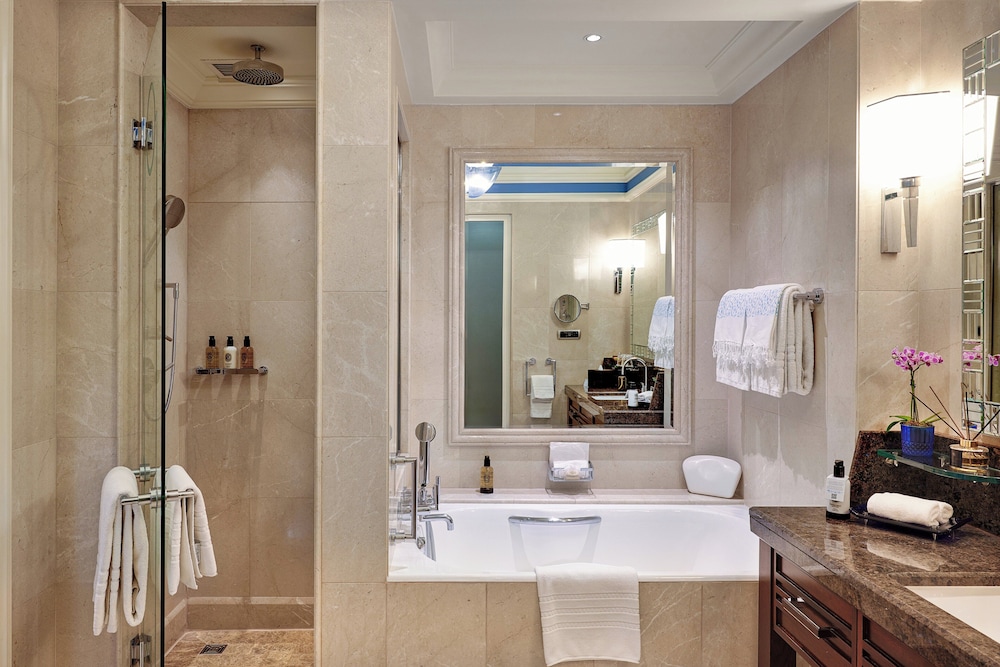 Four Seasons Hotel Istanbul At The Bosphorus 12
