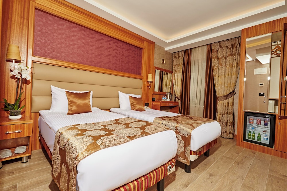 Ilkbal Deluxe Hotel 13