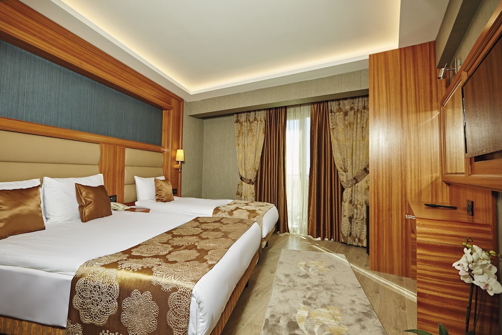 Ilkbal Deluxe Hotel 8