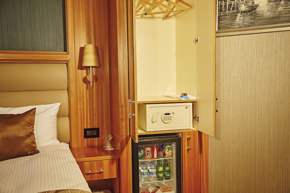 Ilkbal Deluxe Hotel 10