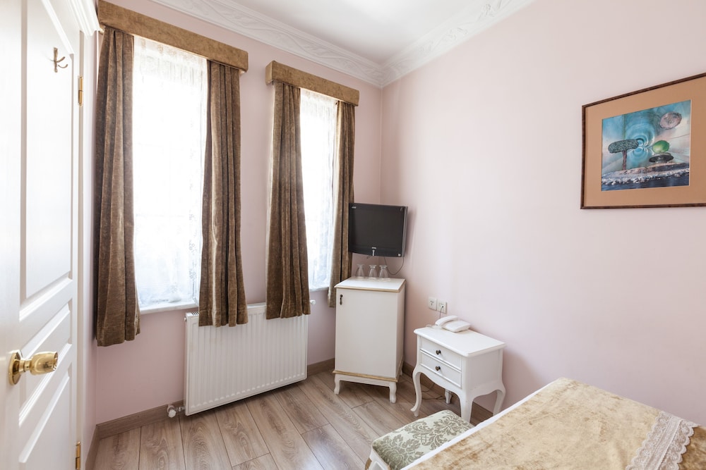 Romantic Hotel 19
