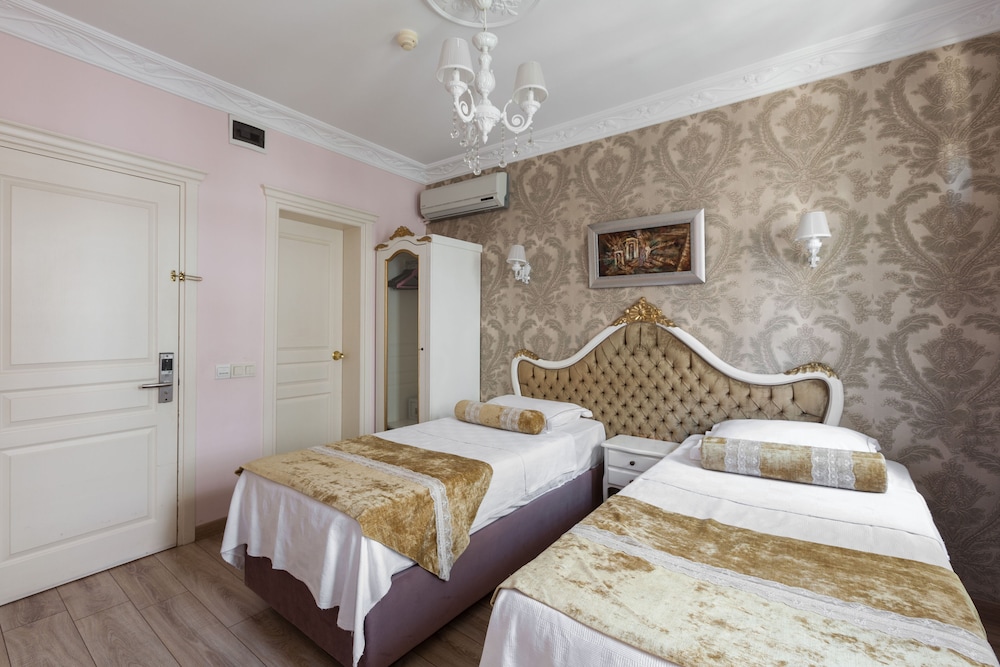 Romantic Hotel 18