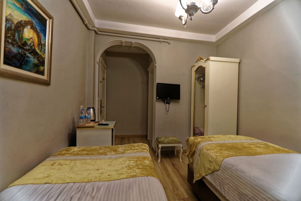 Romantic Hotel 13