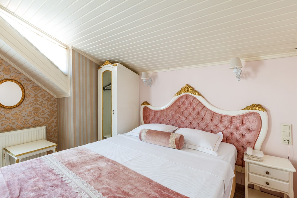 Romantic Hotel 11