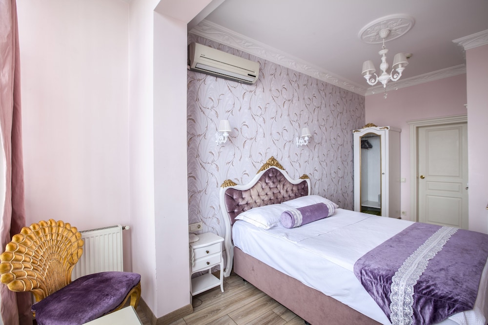 Romantic Hotel 16