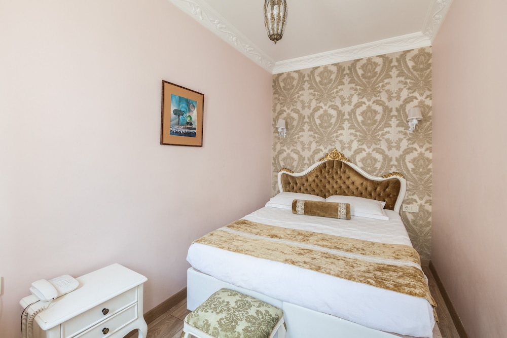 Romantic Hotel 8
