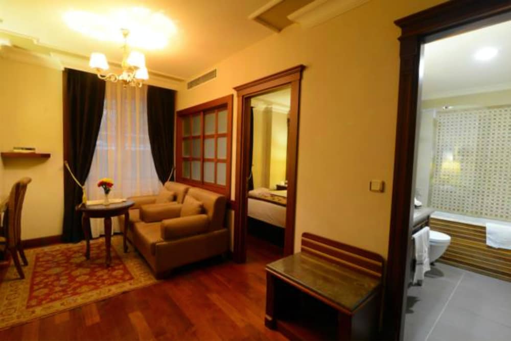 GLK PREMIER Regency Suites & Spa 7