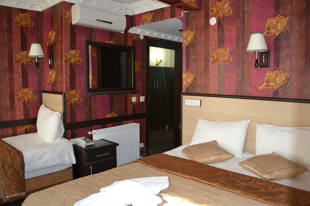 Ares Hotel 18