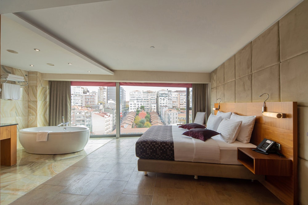Crowne Plaza Harbiye 21