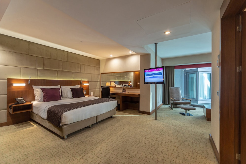 Crowne Plaza Harbiye 18