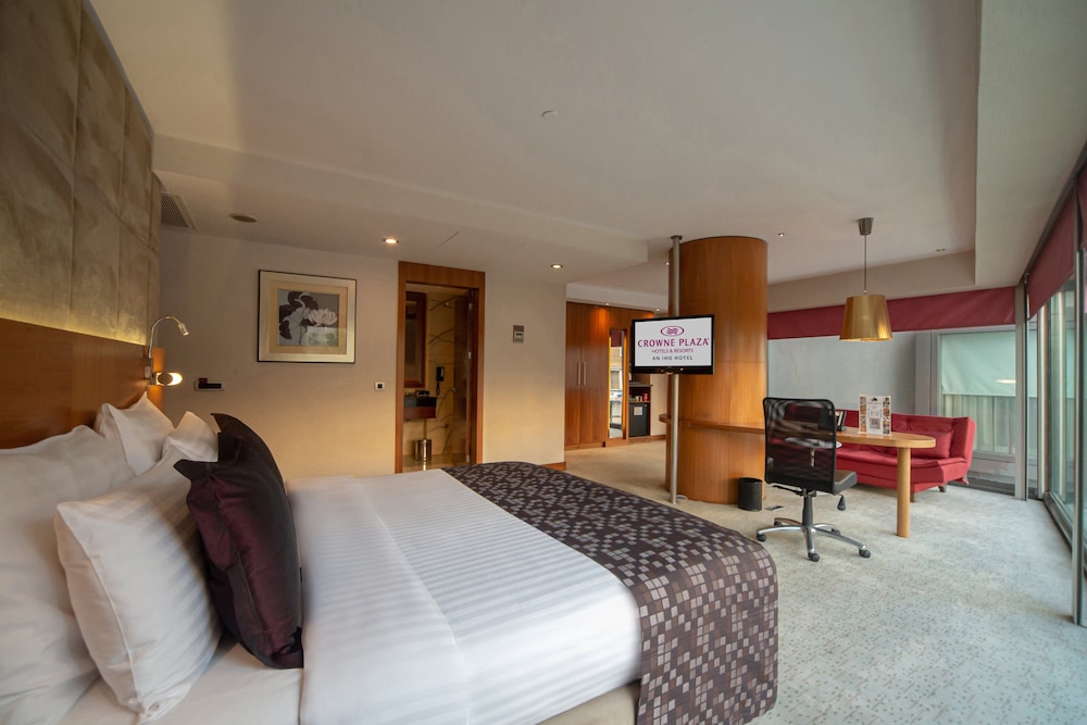 Crowne Plaza Harbiye 16