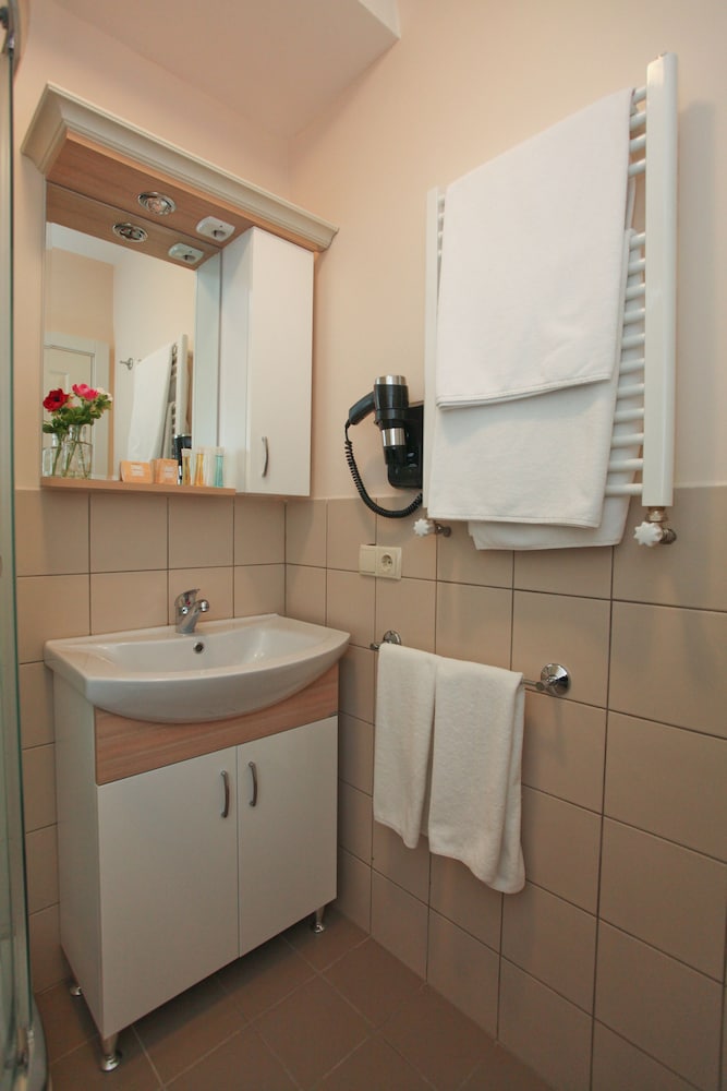 Three Apples Suites and Hotel 23