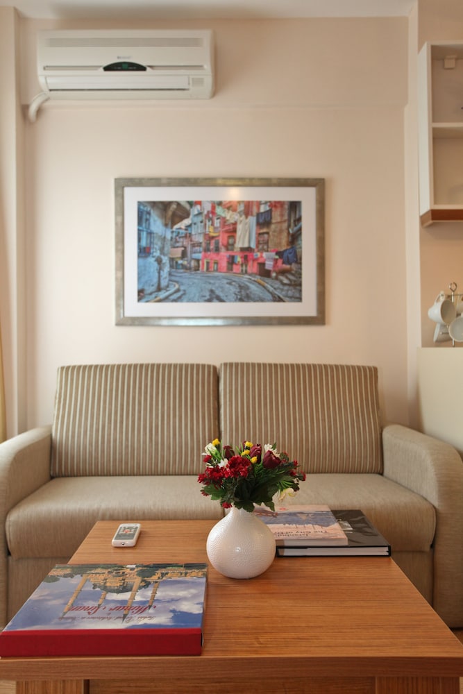 Three Apples Suites and Hotel 8