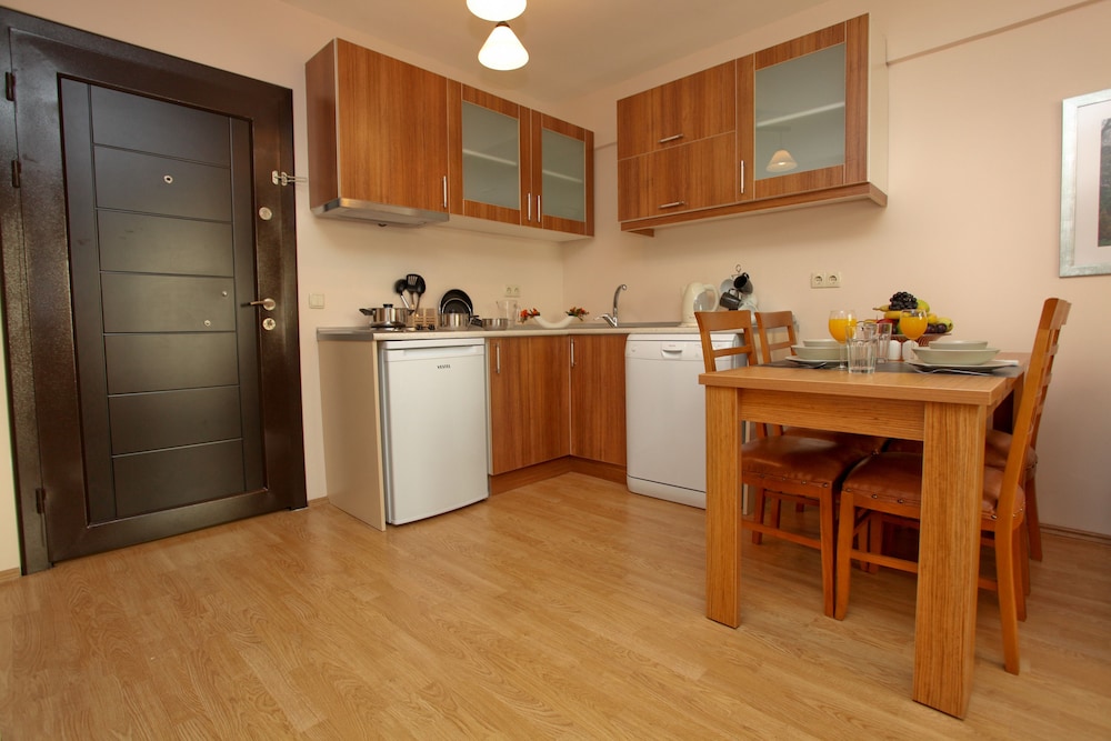 Three Apples Suites and Hotel 13