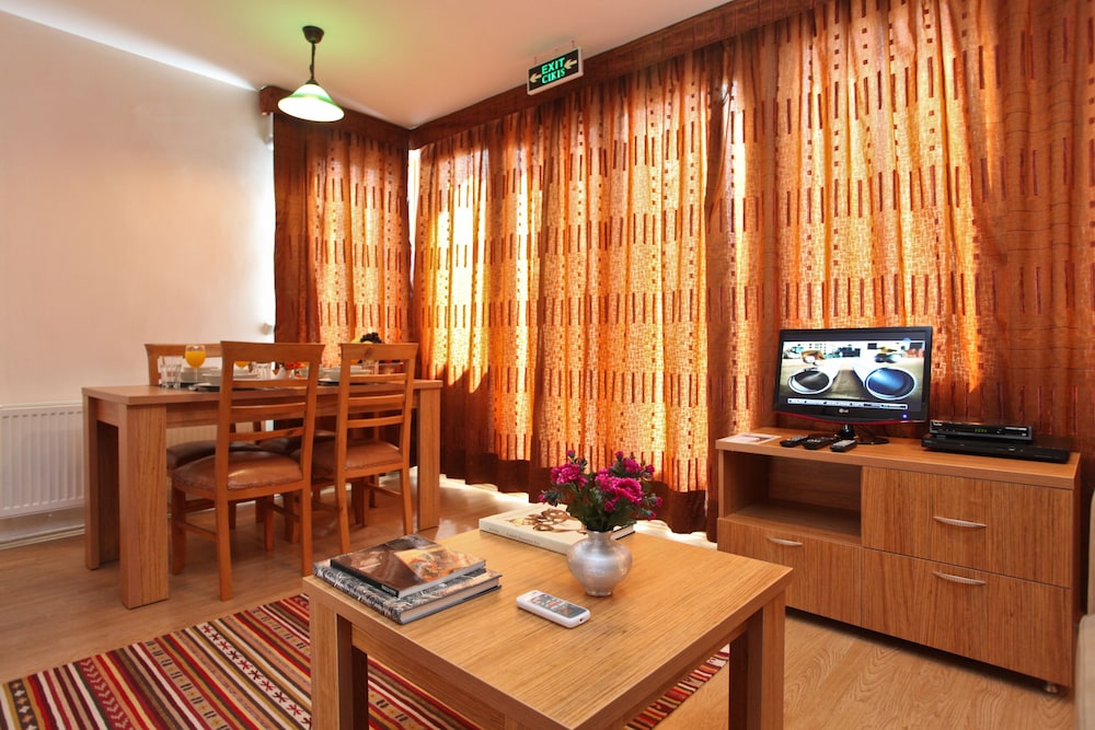 Three Apples Suites and Hotel 5