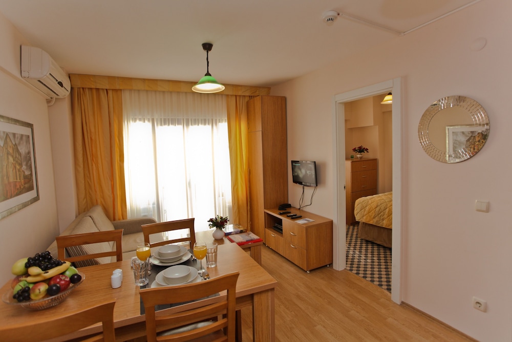 Three Apples Suites and Hotel 14