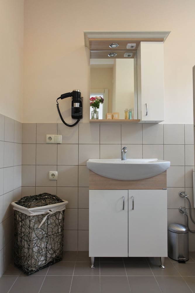 Three Apples Suites and Hotel 20