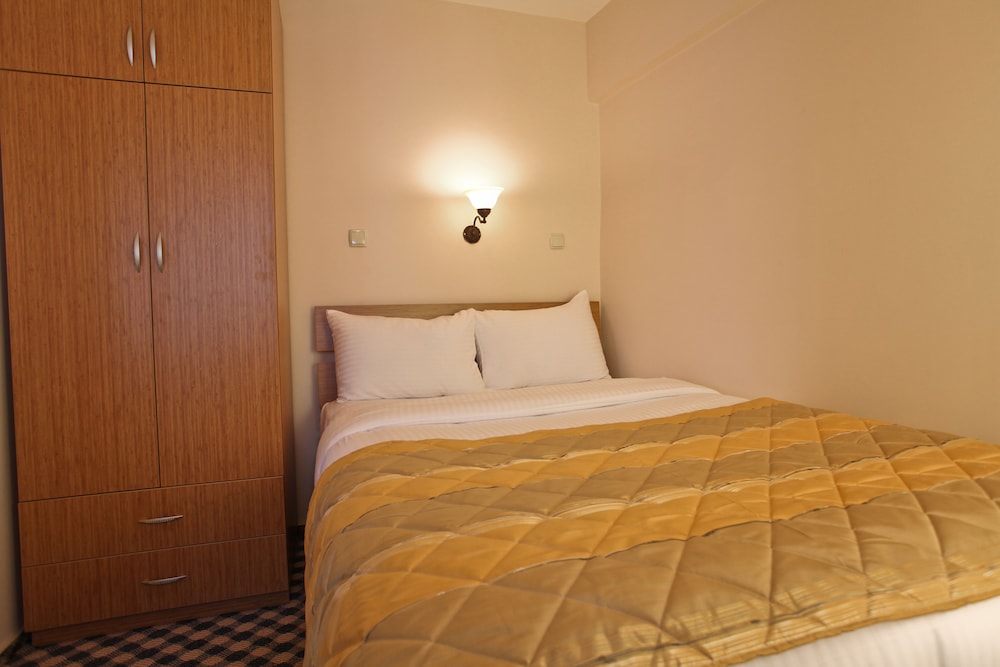 Three Apples Suites and Hotel 10