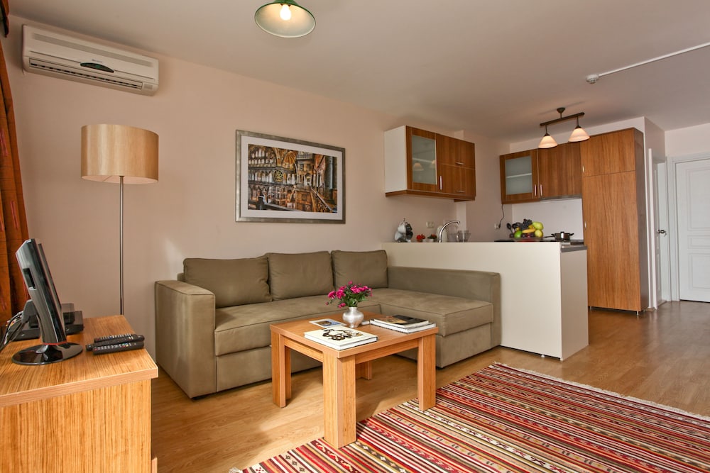 Three Apples Suites and Hotel 7