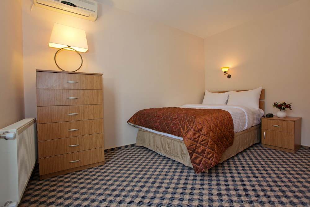 Three Apples Suites and Hotel 6