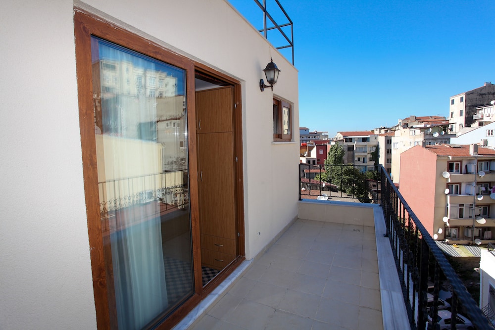 Three Apples Suites and Hotel 18