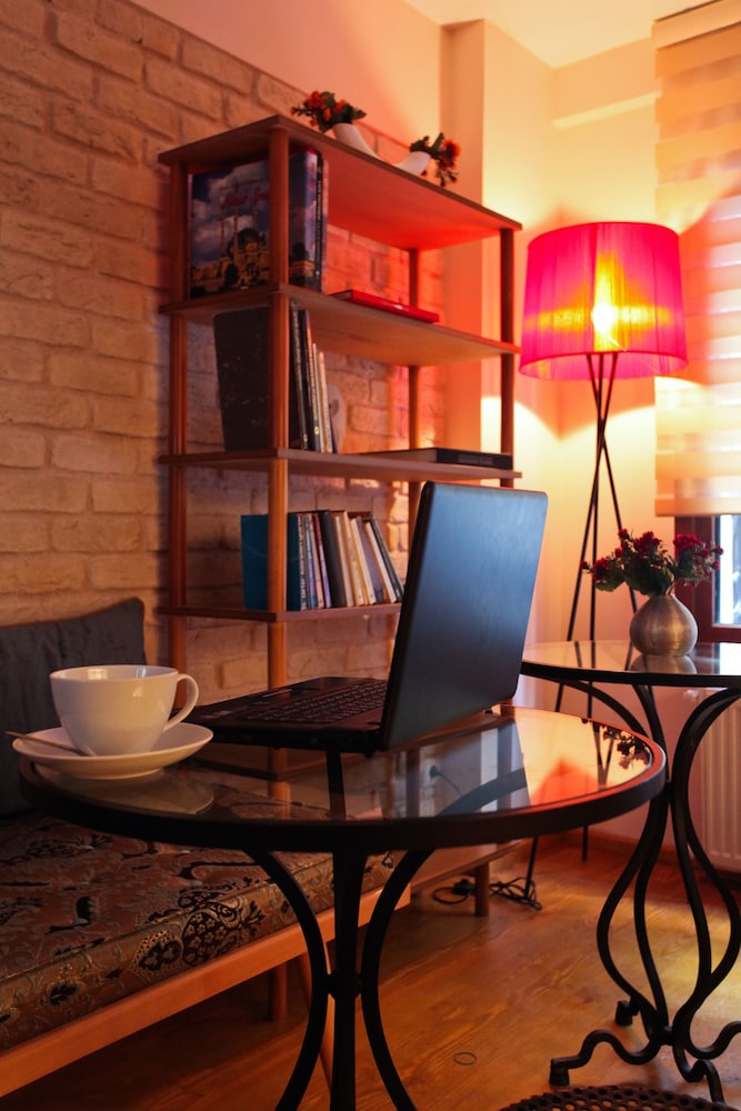 Three Apples Suites and Hotel 4