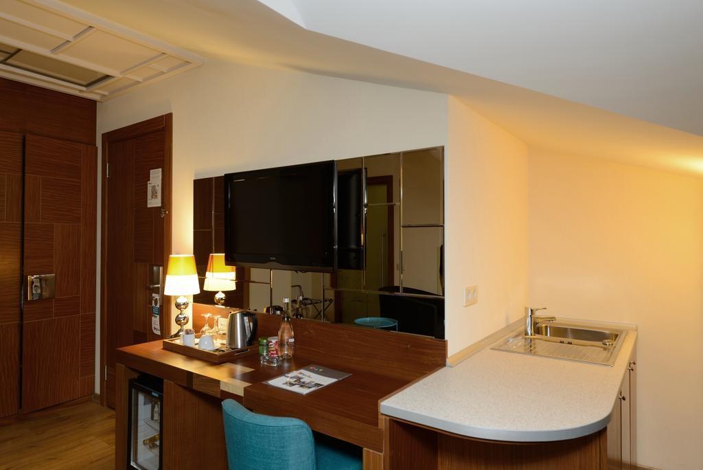 Collage Pera Hotel 4