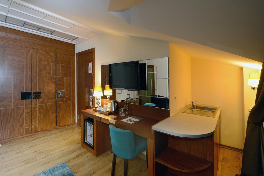 Collage Pera Hotel 3