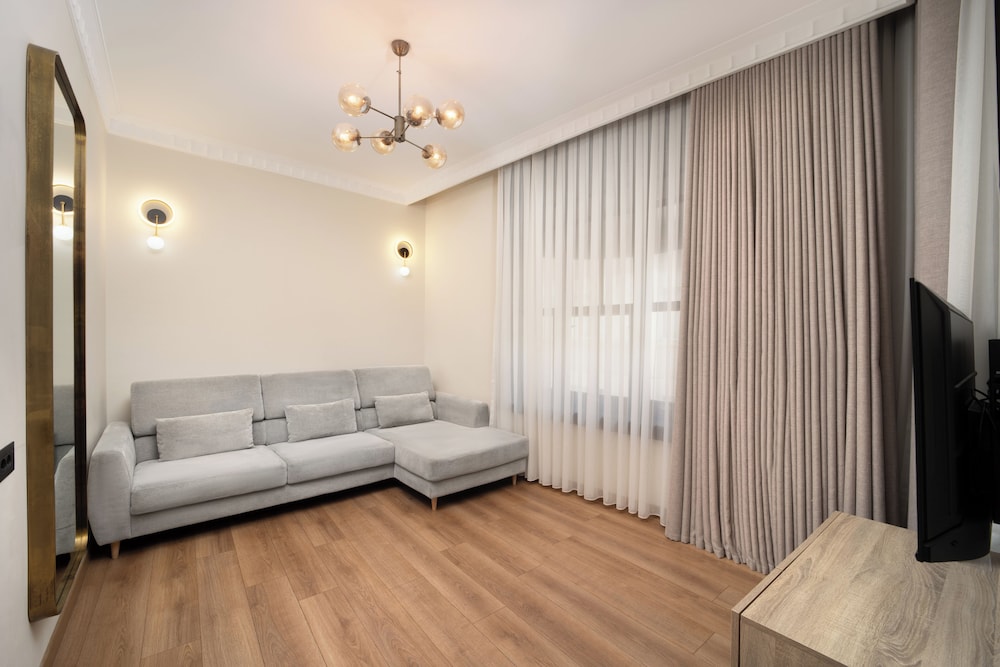 Atik Palace 13