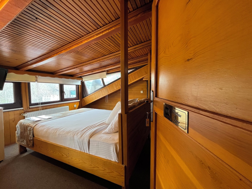 Le Safran Suite 18