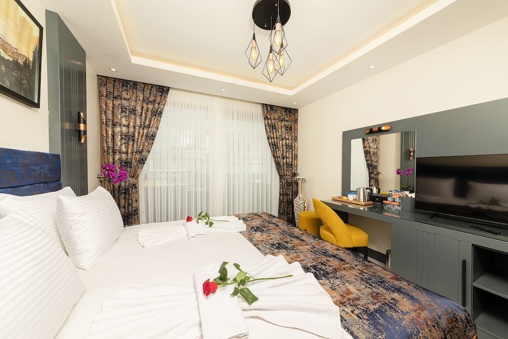 The Magnaura Palace 24