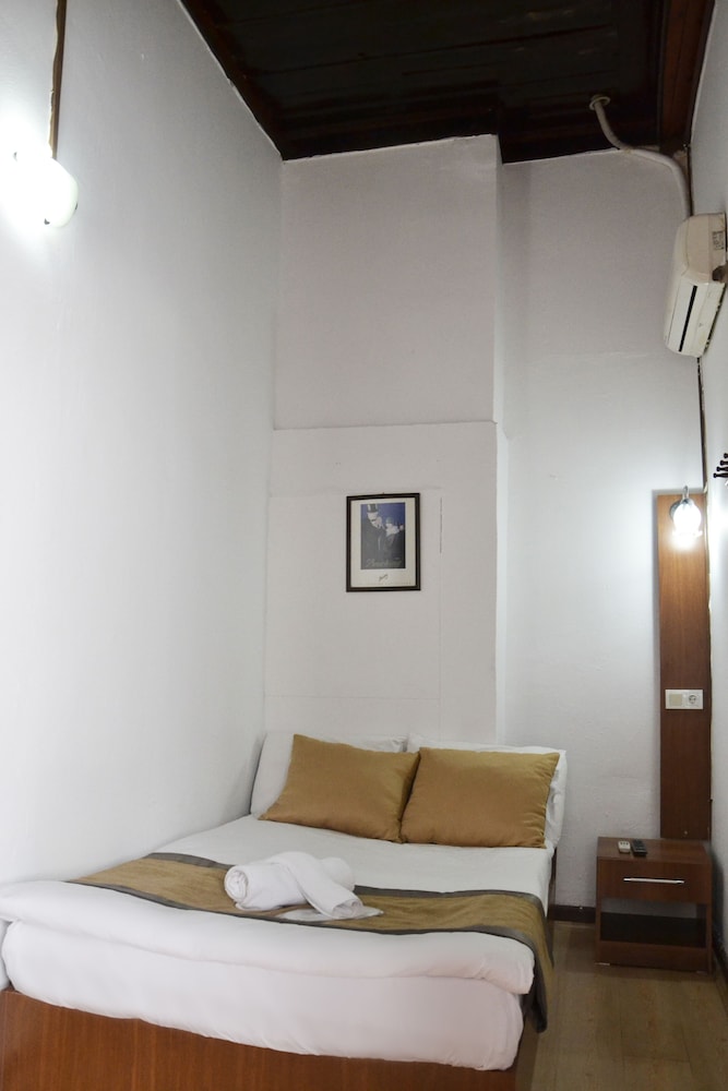 Konak Hotel Kaleici 11