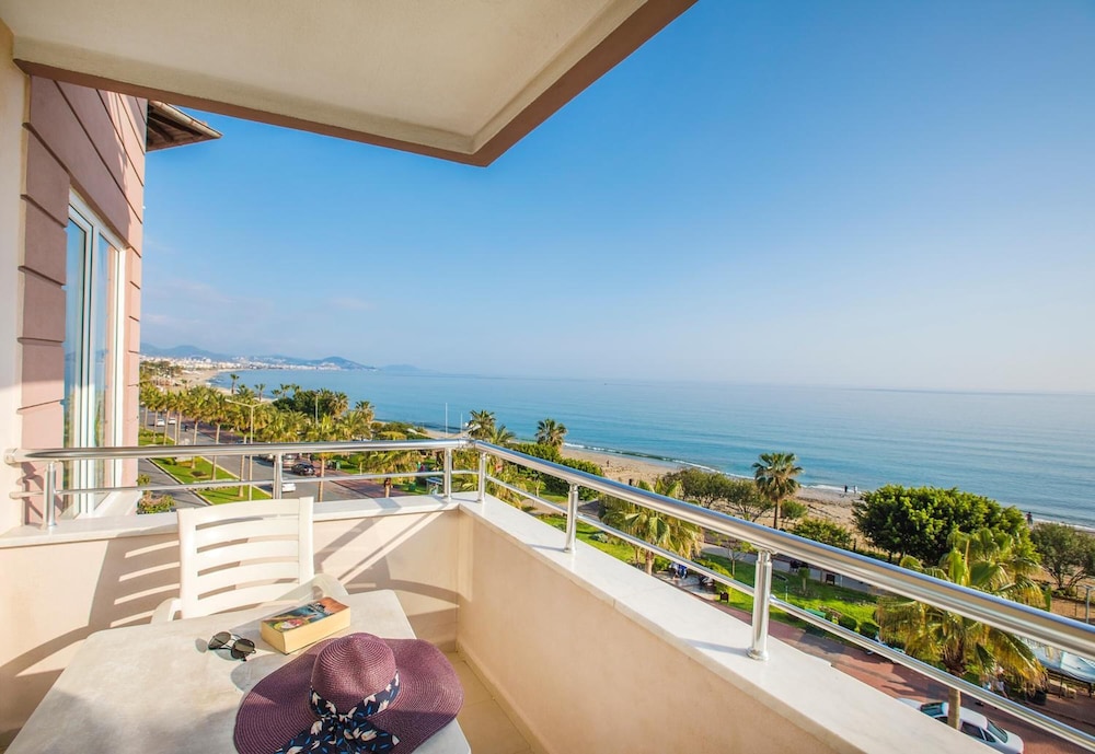 Hawaii Suite Beach Hotel 23