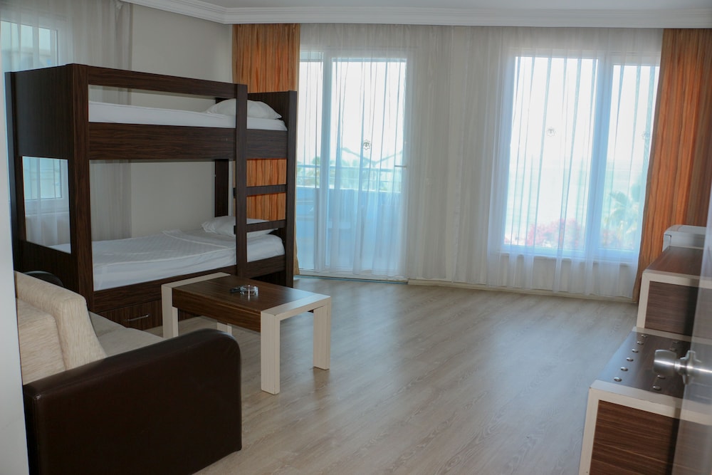 Hawaii Suite Beach Hotel 12