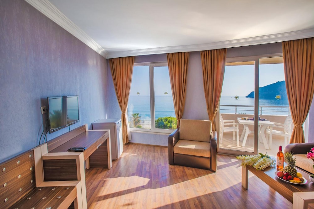 Hawaii Suite Beach Hotel 22