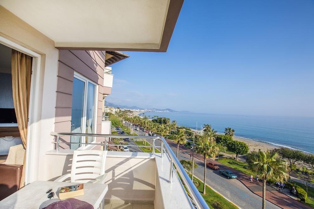 Hawaii Suite Beach Hotel 6