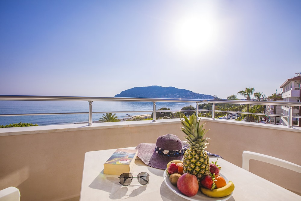 Hawaii Suite Beach Hotel 8