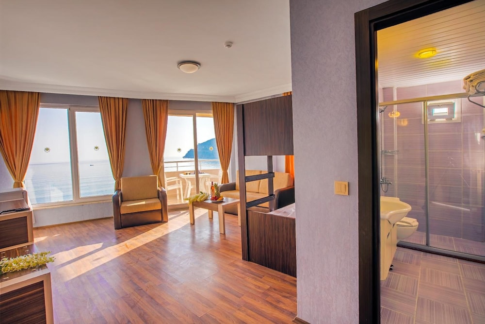 Hawaii Suite Beach Hotel 21