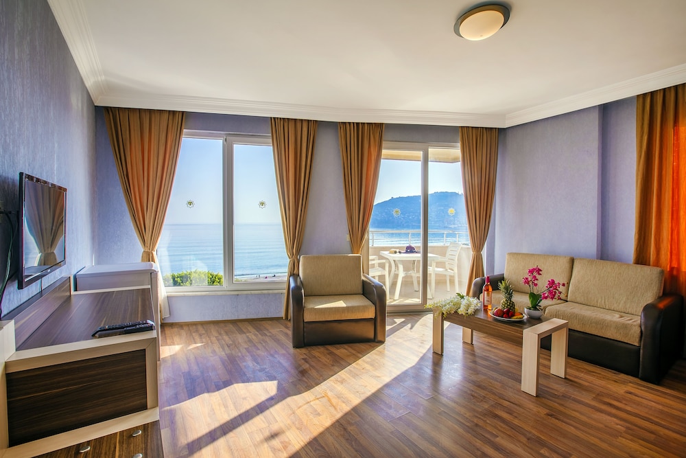 Hawaii Suite Beach Hotel 9