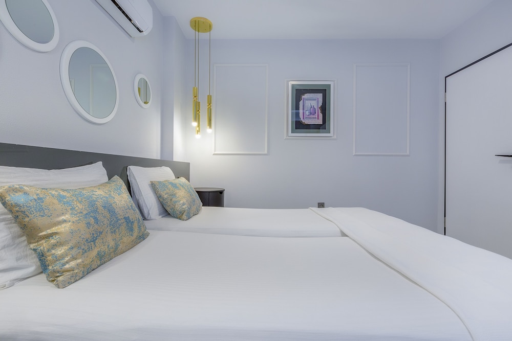 Twin Apart Hotel 21