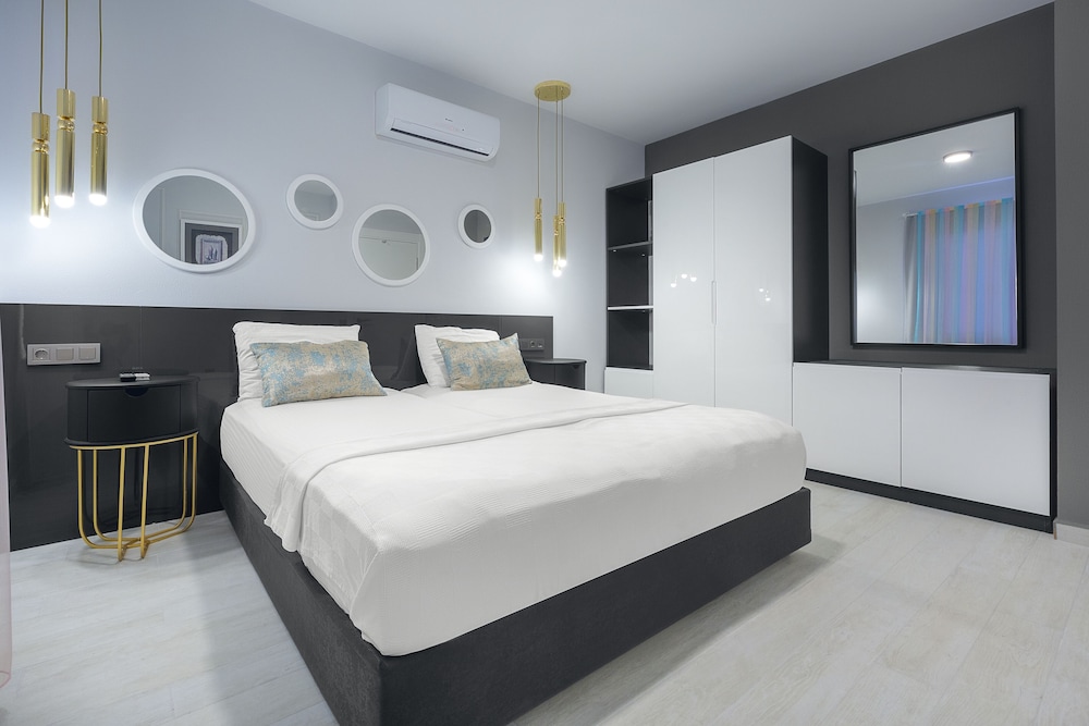 Twin Apart Hotel 13