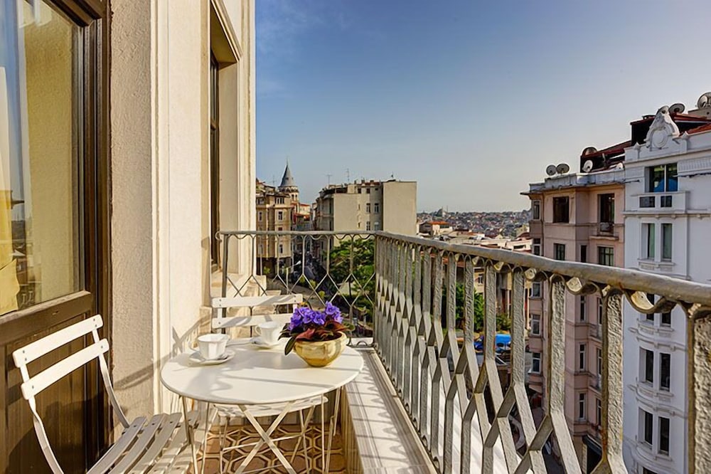 Galata Antique 24