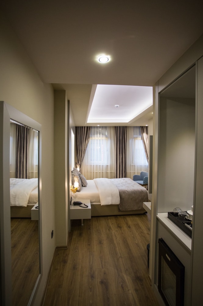 Bonne Sante Hotel 9