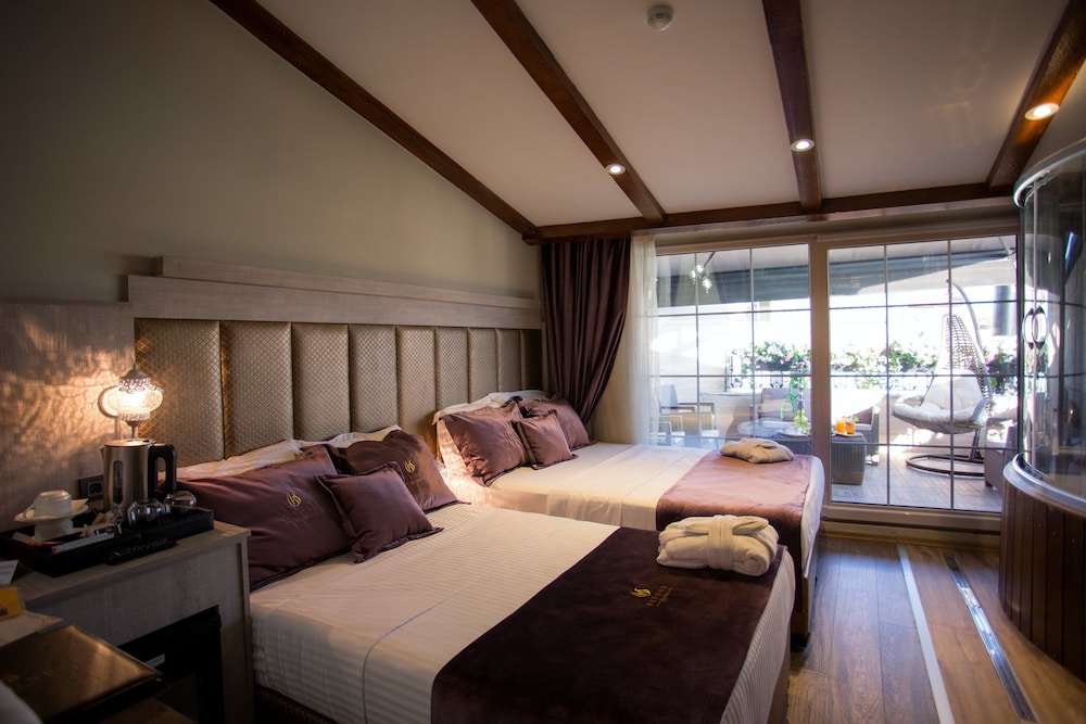 Bonne Sante Hotel 19