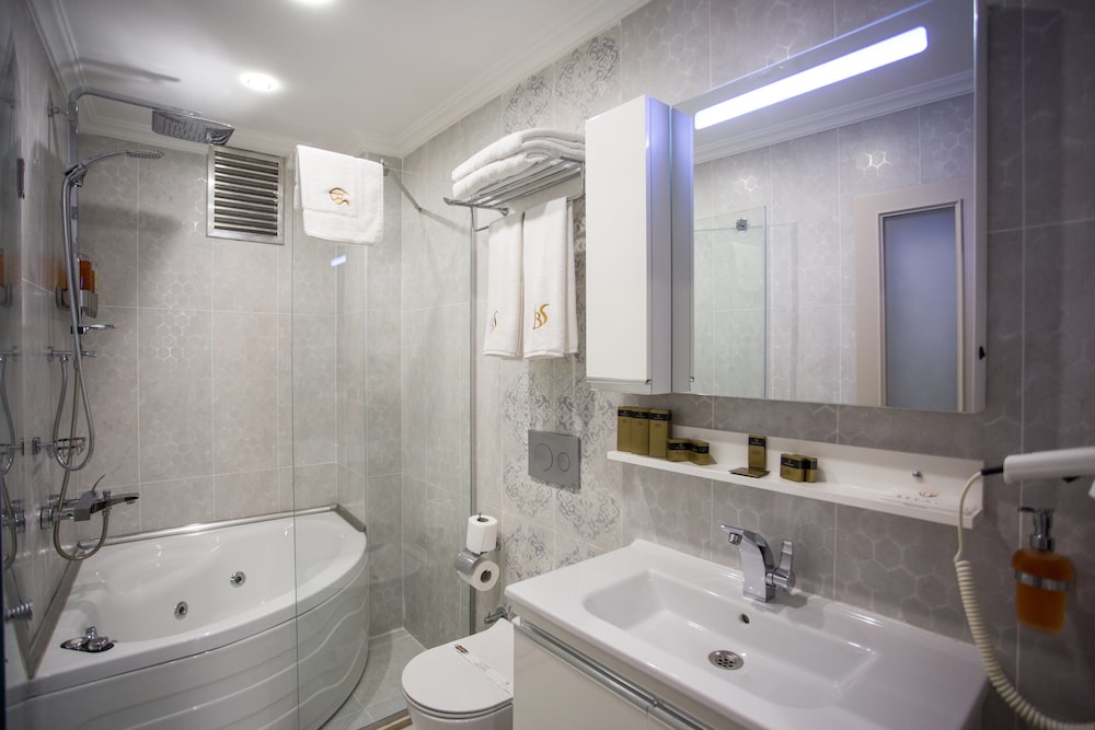 Bonne Sante Hotel 14