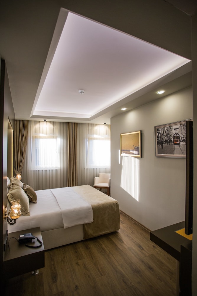 Bonne Sante Hotel 10