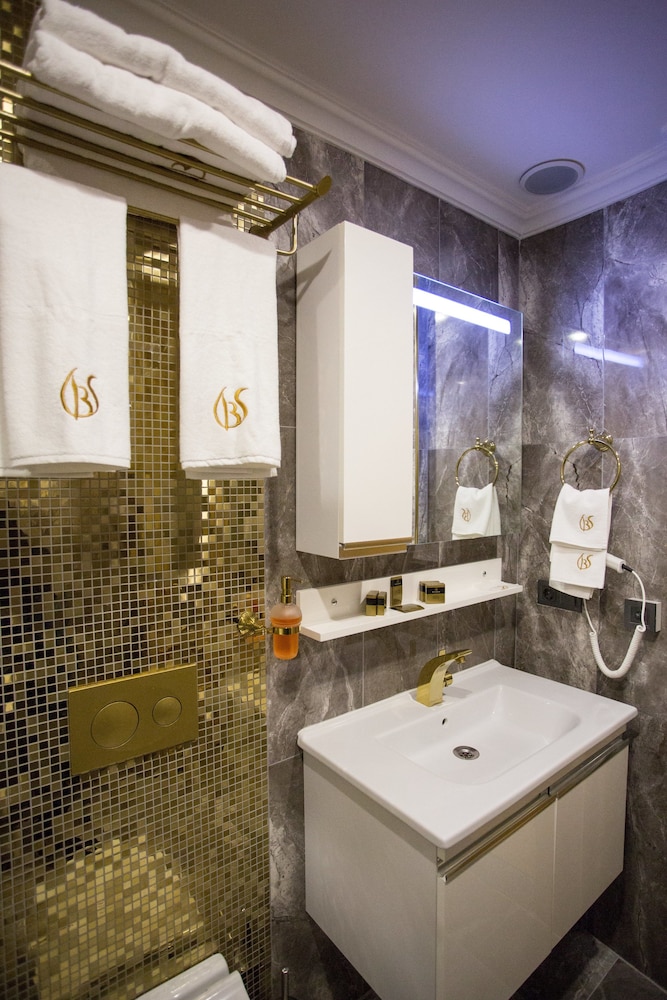 Bonne Sante Hotel 12