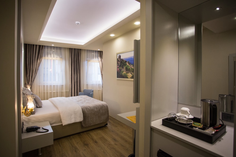 Bonne Sante Hotel 11